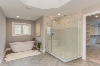 Modern Glass-Enclosed Tub